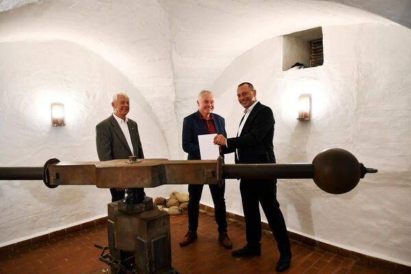 Sparkassenstiftung &uuml;bergibt F&ouml;rdermittelbescheid