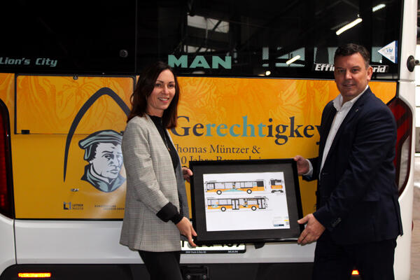 Bus&uuml;bergabe Landrat DzHS