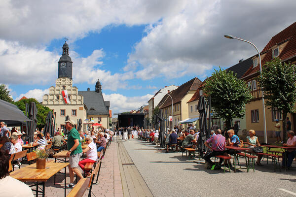 Blick auf das Bürgerfrühstück mit Rathaus und Bühne