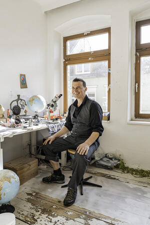 Bild vergrößern: Georg Mann in seinem Atelier
