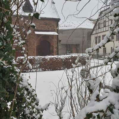 Verschneites Elternhaus