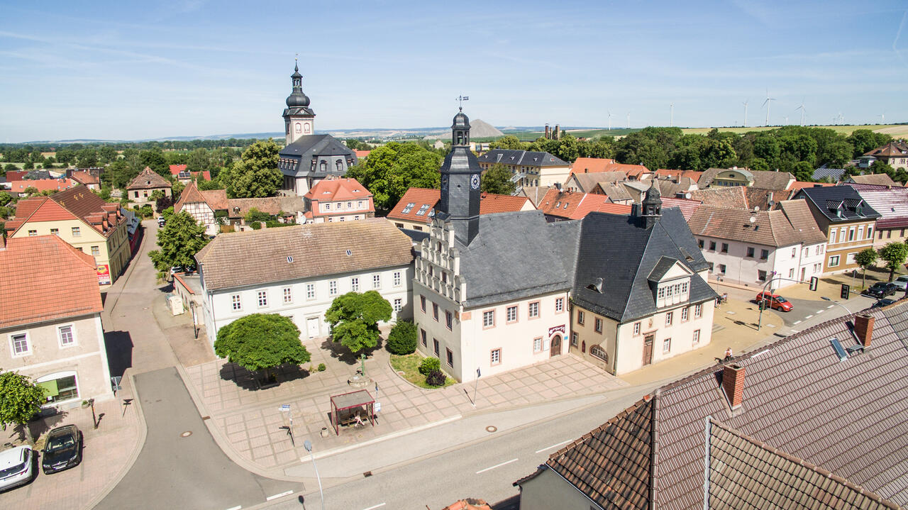 Blick auf das alte Rathaus Allstedt. St. Johannis im Hintergrund.