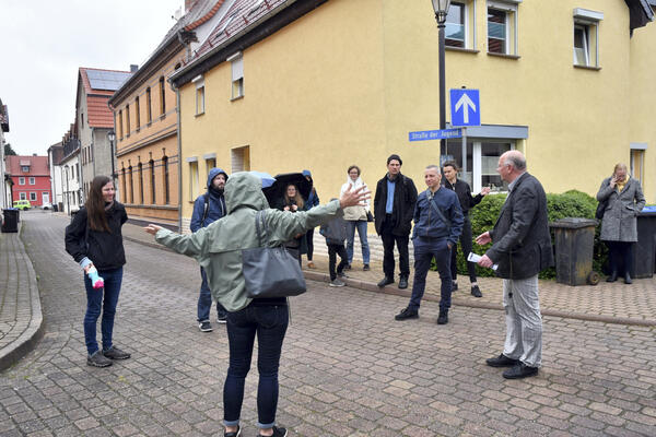 Rundgang von K&uuml;nstlern durch Allstedt