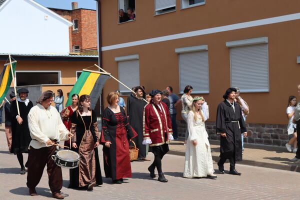 Thomas M&uuml;ntzer (von rechts: Vivian Jantosch), Ottilie von Gersen (Philine Ehrich) und B&uuml;rgermeister J&uuml;rgen Richter f&uuml;hren den Festumzug an.